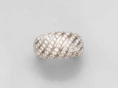 une bague en or blanc et diamants