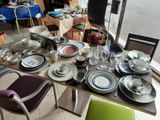 une table avec beaucoup d'assiettes et de tasses