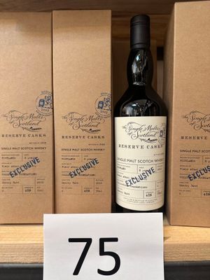 une bouteille de vin posée sur une étagère dans un magasin