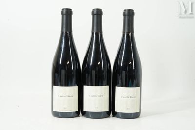 trois bouteilles de vin sont posées sur une surface blanche, sur fond blanc