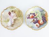 deux assiettes sur lesquelles figurent les portraits d'une femme et d'un enfant