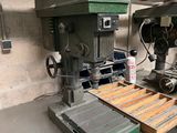 une machine posée sur une table dans une pièce