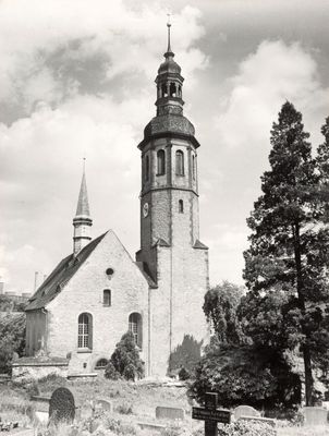 une photo en noir et blanc d'une église avec un clocher