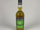 la bouteille de Chartreuse est posée sur une surface blanche