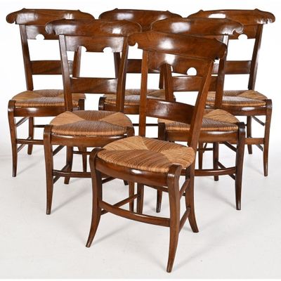 six chaises en bois avec une assise en osier et un dossier en rotin