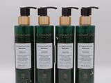 trois flacons de gel douche au thé vert sur fond blanc