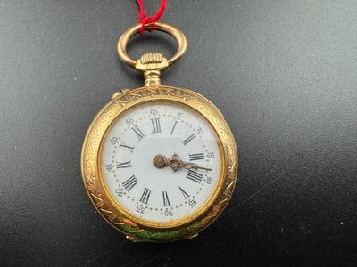 une montre de poche en or avec des chiffres romains