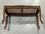 un banc en bois posé sur un sol carrelé