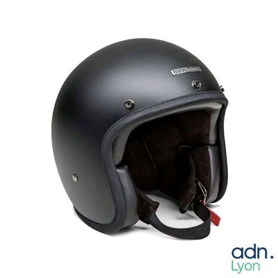 un casque noir sur fond blanc, avec les lettres « adn » inscrites dessus