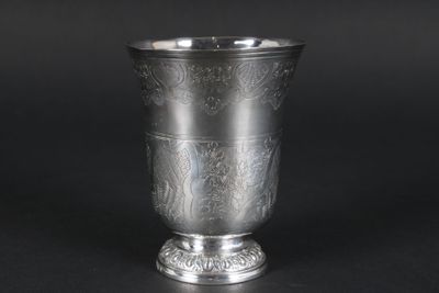 Timbale tulipe en argent. Elle repose sur une base en doucin… - Photo 1