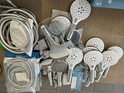 beaucoup d'objets posés sur le sol