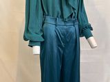 une image représentant un mannequin vêtu d'une chemise verte et d'un pantalon bleu