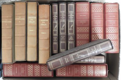 de nombreux livres anciens dans une boîte posée par terre