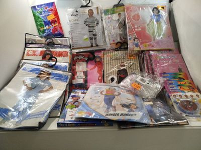beaucoup de livres et de jouets pour enfants sur une étagère
