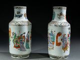 paire de vases chinois avec personnages assis sur une table