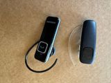 deux téléphones portables posés l'un à côté de l'autre sur une table