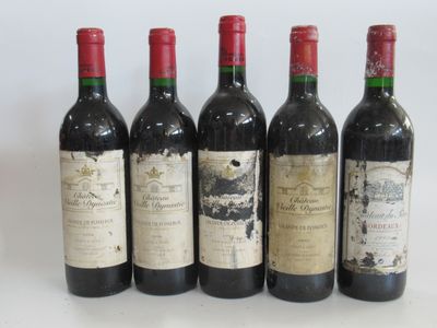 six bouteilles de vin sont alignées sur une table