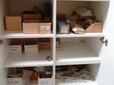 de nombreux cartons et boîtes sur les étagères du placard