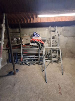 une pièce dans laquelle se trouvent une échelle, une chaise et une table