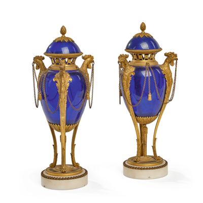 PAIRE DE VASES COUVERTS en pots pourris. Corps en verre tein…