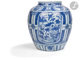 un vase bleu et blanc posé sur une surface blanche