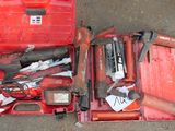une boîte à outils rouge avec des outils sur le sol