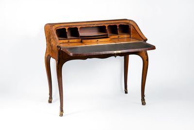 un petit bureau avec un plateau en bois sur fond blanc