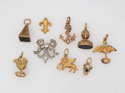 une collection de breloques et de pendentifs en or et en argent