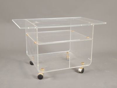 un chariot de bar en plexiglas transparent, doté de trois étagères et monté sur roulettes
