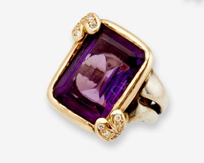 une image d'un gros plan d'une bague avec une pierre violette