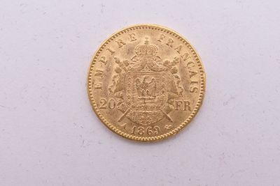 gros plan d'une pièce d'or sur une surface blanche