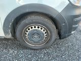 une voiture qui a un pneu crevé sur le bord de la route