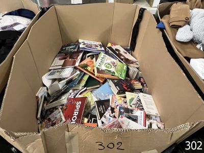 une boîte en carton remplie de magazines et de livres