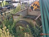 un camion garé dans l'herbe, près d'une clôture