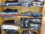 une étagère en bois remplie d'une grande variété de vêtements