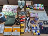 une table sur laquelle se trouvent de nombreux objets, notamment des ciseaux, des stylos, des marqueurs, des marqueurs, des marqueurs, des marqueurs, des marqueurs, des marqueurs, des marqueurs et des marqueurs