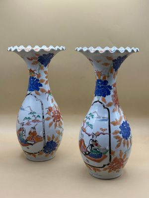 deux vases posés sur une table