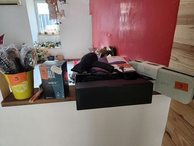 une boîte noire posée sur un comptoir, près d'un mur rouge