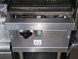 un barbecue posé au milieu d'une cuisine