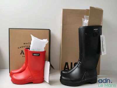 deux paires de bottes de pluie posées l'une à côté de l'autre
