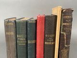 plusieurs vieux livres sont alignés sur une table