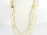 un gros plan d'un collier blanc sur un mannequin
