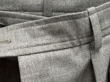 l'arrière d'un pantalon pour homme, avec un bouton sur le côté