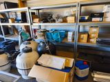 une pièce où il y a beaucoup de cartons et d'autres objets sur les étagères