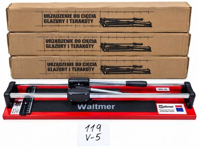 trois cartons contenant des boîtes de différentes tailles et un cutter