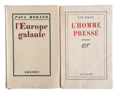 un vieux livre ouvert de manière à montrer la première et la dernière page