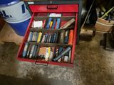 une boîte à outils rouge avec des outils sur le sol