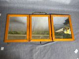 deux miroirs posés sur une table
