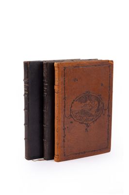 un vieux livre à la couverture en cuir posé sur une surface blanche