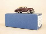 une petite voiture posée sur une boîte bleue